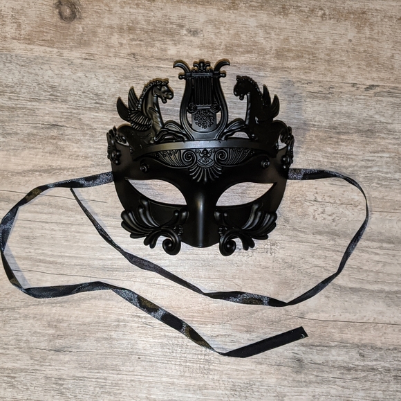 Unisex Masquerade Ball Mask | Gold Goddess or Gladiator Mask | Elegant Eclectic - Picture 3 of 4